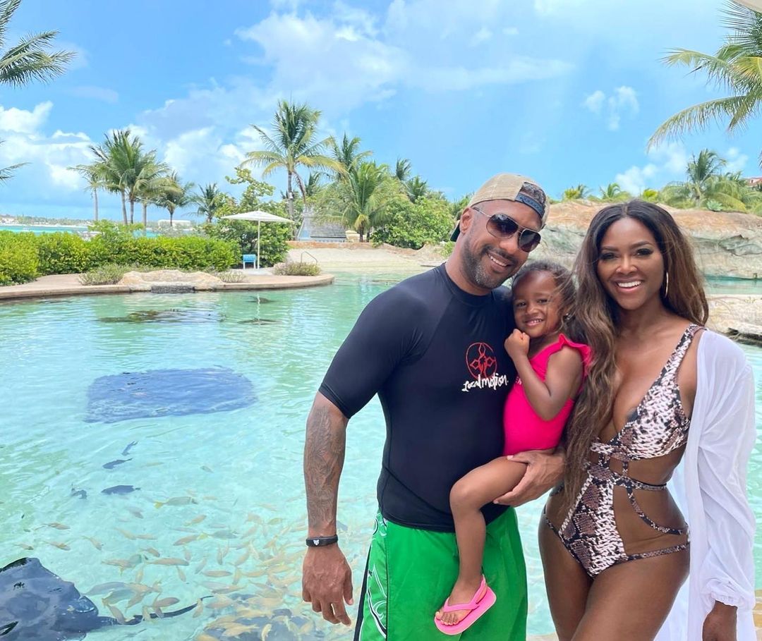 Kenya Moore And Marc Daly Enjoy “Family Time” In The Bahamas With Daughter Brooklyn